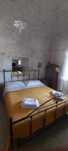 um quarto com uma cama num quarto com um candeeiro em Casale Valle degli Ulivi em Ostuni