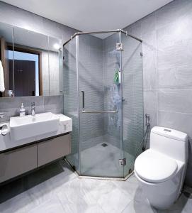 Gia Lâm PhoにあるFlower Homestay -R103 Vinhomes Ocean Park-Gia Lam-Ha Noiのシャワー、トイレ、洗面台を備えたバスルーム