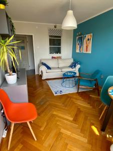 - un salon avec un canapé blanc et des murs bleus dans l'établissement Just SOPOT !, à Sopot