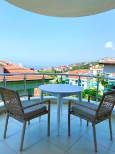 una mesa y sillas en un balcón con vistas en Zen House with sea views, near Kleopatra beach en Alanya