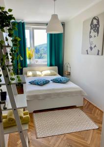 - une chambre avec un lit et un rideau vert dans l'établissement Just SOPOT !, à Sopot