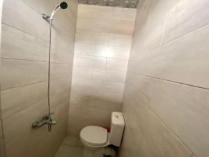 Hotel Charli في كوبوليتي: حمام مع مرحاض ودش