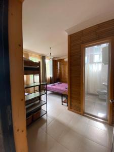 Llit o llits en una habitació de Guest House Shekvetili