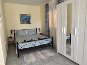LOTUS STUDIO APARTMENT NORTH في ليكسوري: غرفة نوم صغيرة بها سرير ونافذة