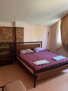 Llit o llits en una habitació de Guest House Shekvetili
