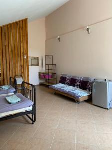 Llit o llits en una habitació de Guest House Shekvetili