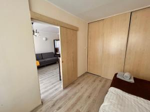 sypialnia z łóżkiem i kanapą w pokoju w obiekcie APARTAMENT TYCHY MIASTO 60m2 w Tychach