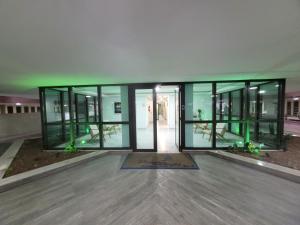アハイアウ・ド・カボにあるPraia Dos Anjos Residence clubのガラス戸と廊下の空き建物