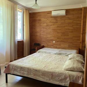 Llit o llits en una habitació de Guest House Shekvetili