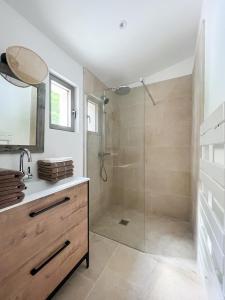un bagno con doccia con porta in vetro di La Mirande à Lacoste a Lacoste Altre 56 foto