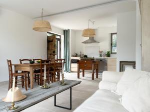 un soggiorno con un tavolo e un divano di La Mirande à Lacoste a Lacoste
