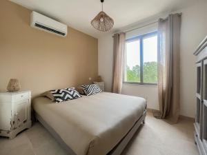 una camera da letto con un letto e una finestra di La Mirande à Lacoste a Lacoste