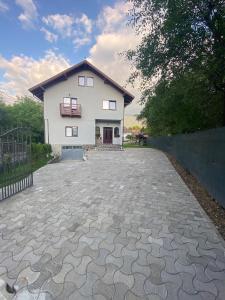 una casa con un vialetto in pietra di fronte a una casa di Casa Moșoiu a Bran