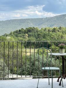 una sedia seduta a un tavolo sul balcone di La Mirande à Lacoste a Lacoste