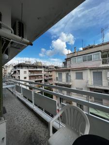 einen Balkon mit einer Bank und einige Gebäude in der Unterkunft Istos Apartment in Thessaloniki