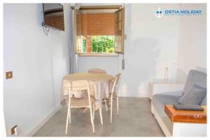 リド・ディ・オスティアにあるOstia Holiday Paranzellaの小さな部屋の小さなテーブルと椅子