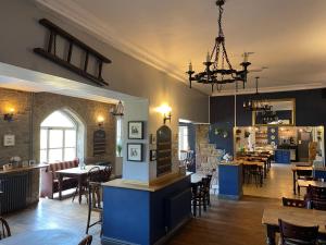 um restaurante com mesas e cadeiras num quarto em Inn On The Wye em Ross on Wye