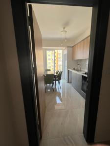eine Küche und ein Esszimmer mit einem Tisch und Stühlen in der Unterkunft Antalya apartment in Antalya