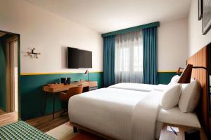 a hotel room with a bed and a desk at Duo Milan Porta Nuova, a Tribute Portfolio Hotel in Milan