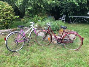 zwei Fahrräder, die nebeneinander im Gras geparkt sind in der Unterkunft Bn'B Juno Beach 5' de la plage ! in Bernières-sur-Mer
