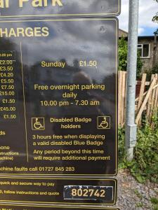 ein Schild für ein Parkhaus mit Preisen darauf in der Unterkunft KEYFIELD TERRACE SERVICED APARTMENTS in St Albans