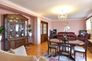 un soggiorno con tavolo e una sala da pranzo di Vila Apartments Lidija a Petrovac na Moru
