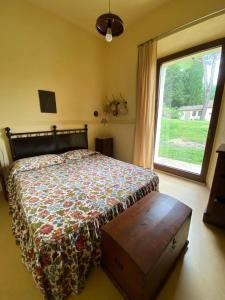 1 dormitorio con cama y ventana grande en Podere San Biagio en Bagni San Filippo