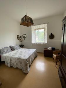 een slaapkamer met een bed, een bank en een raam bij Podere San Biagio in Bagni San Filippo