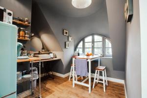 a kitchen with two bar stools and a window at Hotel Alster Au in Duvenstedt