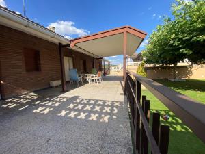 un patio con una valla, una mesa y sillas en Casa Juani, en Ateca