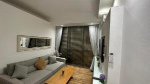 - un salon avec un canapé et une fenêtre dans l'établissement Shimshon By The Sea, à Tel Aviv