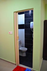 uma casa de banho com WC num quarto em Deena Hotel Bajet em Gua Musang