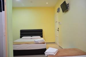 Giường trong phòng chung tại Deena Hotel Bajet