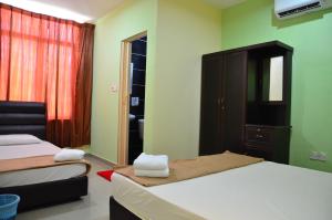 um quarto com 2 camas, um armário e uma janela em Deena Hotel Bajet em Gua Musang