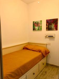 een slaapkamer met 2 bedden en 2 schilderijen aan de muur bij Apartamento Vistas al mar in Algarrobo-Costa
