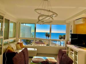 een woonkamer met een groot raam met uitzicht op de oceaan bij Apartamento Vistas al mar in Algarrobo-Costa