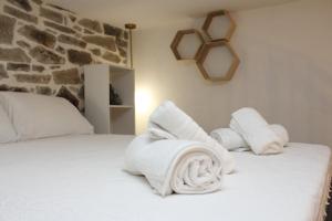 ein Zimmer mit einem Bett mit Handtüchern darauf in der Unterkunft Theane lime 1 in Kavala