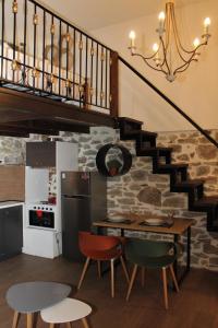 eine Küche mit einem Tisch und Stühlen sowie eine Treppe in der Unterkunft Theane lime 1 in Kavala