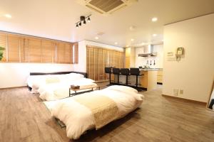 Cette chambre spacieuse comprend 2 lits et une cuisine. dans l'établissement Crane Court KitaHorie, à Osaka
