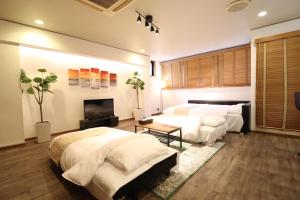- une chambre avec 2 lits et une télévision à écran plat dans l'établissement Crane Court KitaHorie, à Osaka
