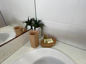 La salle de bains est pourvue de toilettes et d'une bouteille de savon. dans l'établissement Kazalena, à Saint-Pierre