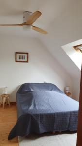 una camera con letto blu e orologio a parete di Appartement independant à Sarzeau Emplacement exceptionnel 4 couchages a Sarzeau