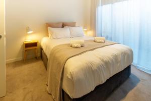 Postel nebo postele na pokoji v ubytování Latimer Square 1 bed 1 bath - Single Level