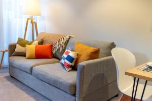 Posezení v ubytování Latimer Square 1 bed 1 bath - Single Level
