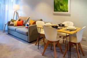 Posezení v ubytování Latimer Square 1 bed 1 bath - Single Level