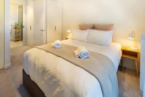 Postel nebo postele na pokoji v ubytování Latimer Square 1 bed 1 bath - Single Level