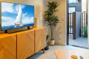 TV a/nebo společenská místnost v ubytování Latimer Square 1 bed 1 bath - Single Level