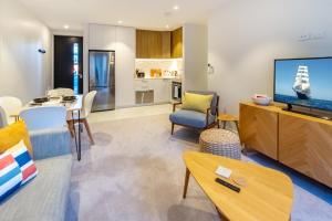 TV a/nebo společenská místnost v ubytování Latimer Square 1 bed 1 bath - Single Level