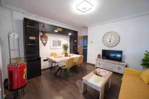 DEL ARZOBISPO في بلاسينثيا: غرفة معيشة مع طاولة وأريكة