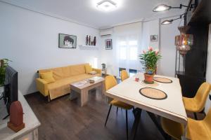 DEL ARZOBISPO في بلاسينثيا: غرفة معيشة مع طاولة وأريكة